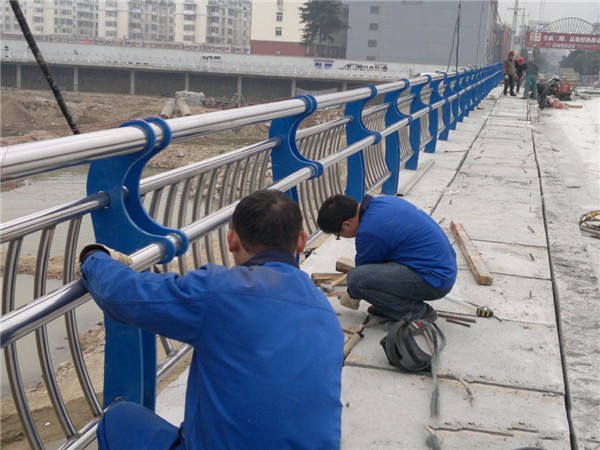 庆阳不锈钢桥梁护栏除锈维护的重要性及其方法