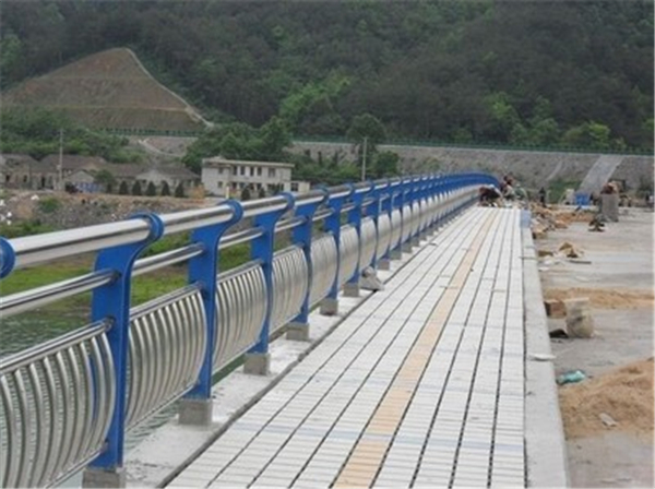 庆阳不锈钢桥梁护栏的特性及其在现代建筑中的应用